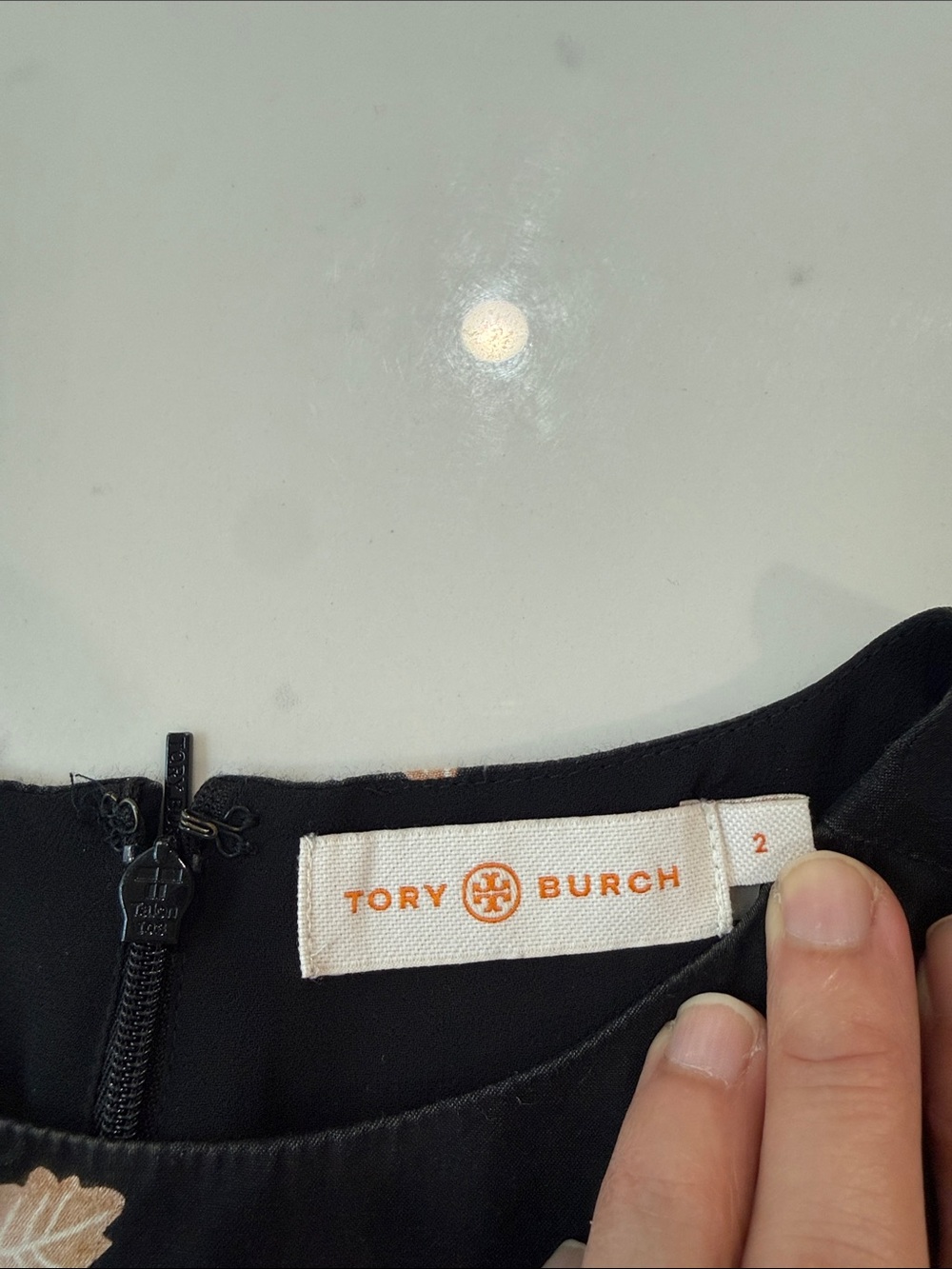 Tory Burch Black Sleeveless Leaf-Print Shell perfect for Fall - Picture 2 of 12